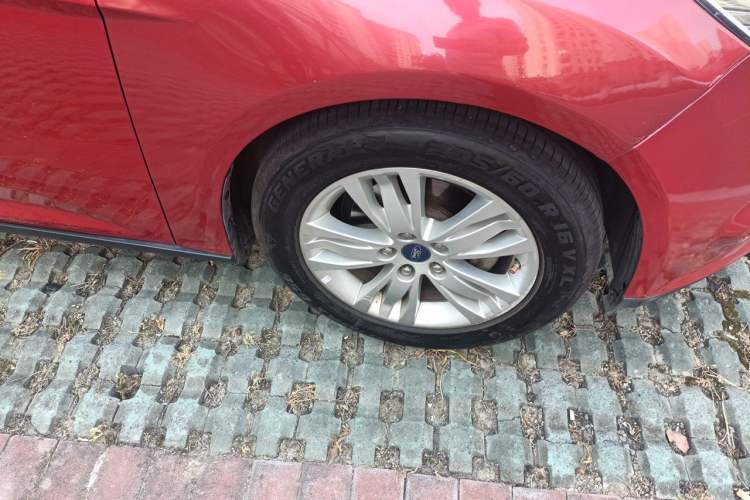 Used Ford Focus 2012 Sedan 1.6L Automatic Comfort Model Right Front Wheel Hub