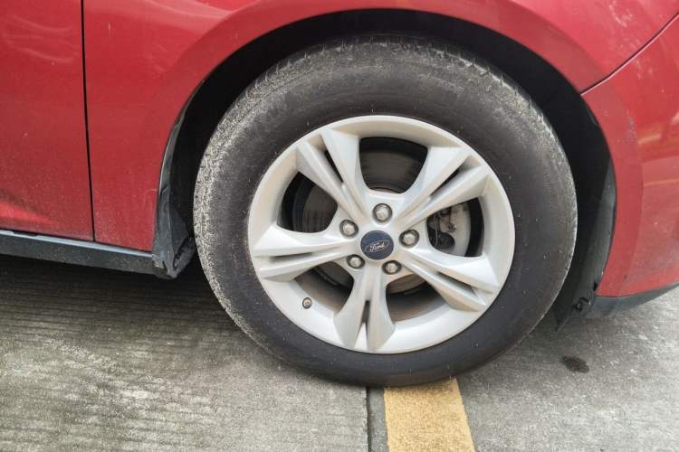 Used Ford Focus 2012 Hatchback 1.6L Automatic Fashion Edition Right Front Wheel Hub