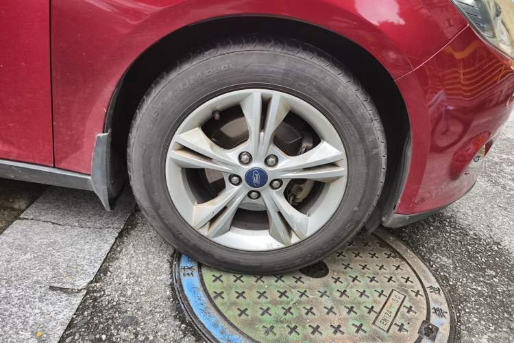 Used Ford Focus 2012 Sedan 1.6L Manual Fashion Edition Right Front Wheel Hub