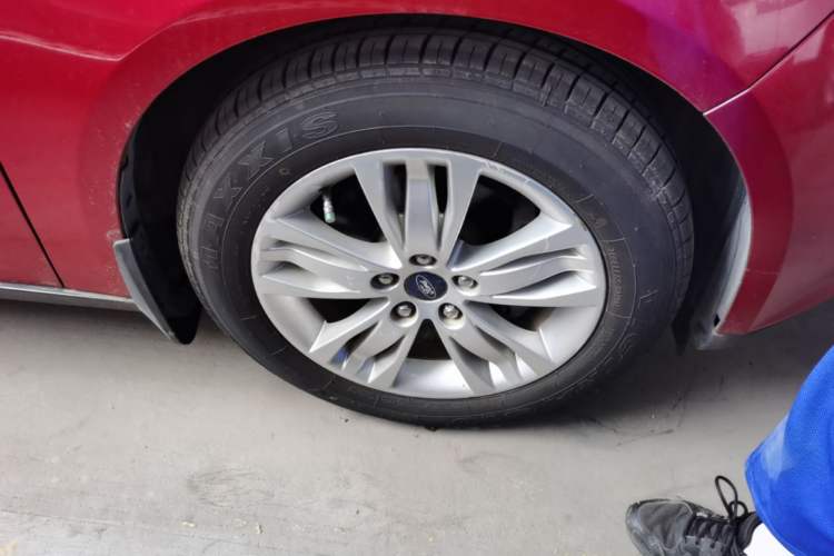 Used Ford Focus 2012 Sedan 1.6L Manual Comfort Model Right Front Wheel Hub