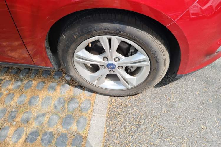 Used Ford Focus 2012 Sedan 1.6L Automatic Fashion Edition Right Front Wheel Hub