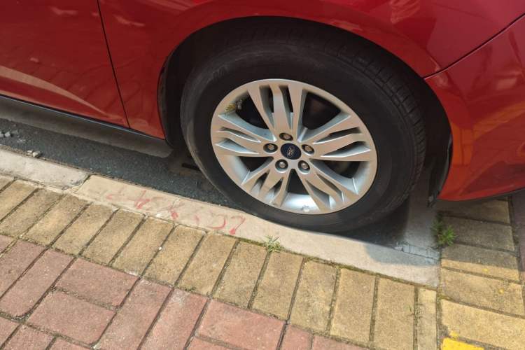 Used Ford Focus 2012 Hatchback 1.6L Automatic Comfort Model Right Front Wheel Hub