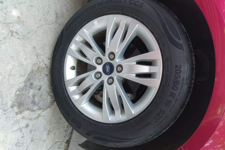 Used Ford Focus 2012 Sedan 1.6L Manual Comfort Model Right Front Wheel Hub