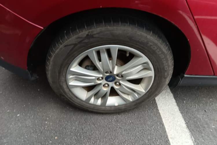 Used Ford Focus 2012 Hatchback 1.6L Automatic Comfort Model Right Rear Wheel Hub