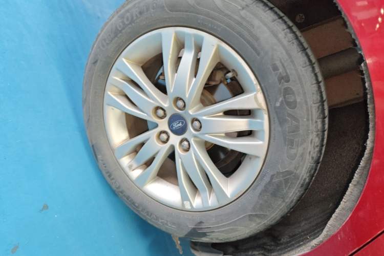 Used Ford Focus 2012 Sedan 1.6L Automatic Comfort Model Right Rear Wheel Hub