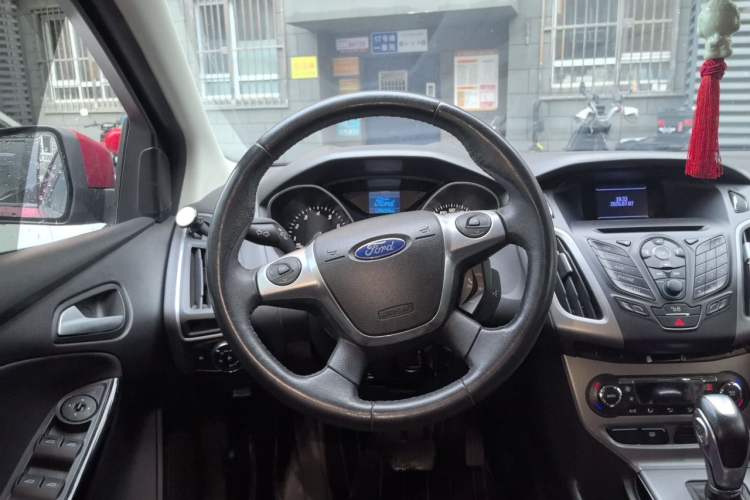 Used Ford Focus 2012 Hatchback 1.6L Automatic Fashion Edition Steering Wheel