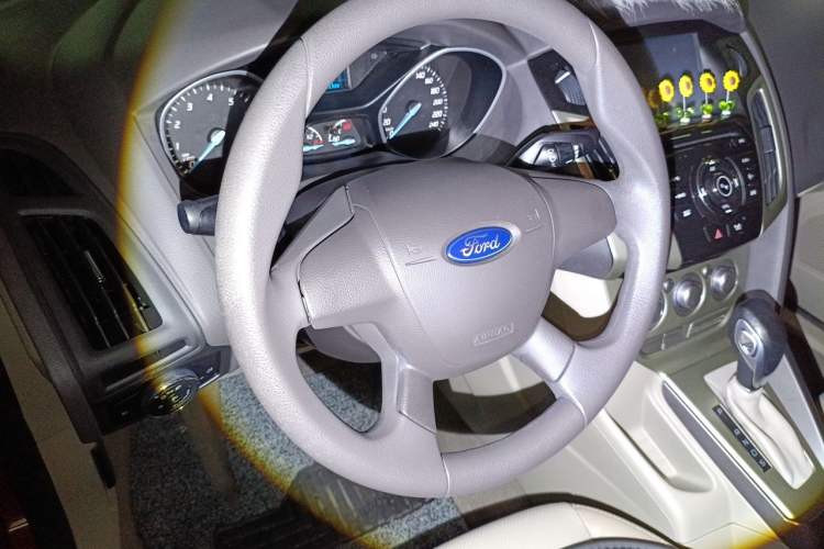 Used Ford Focus 2012 Sedan 1.6L Automatic Comfort Model Steering Wheel