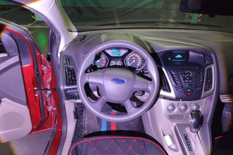 Used Ford Focus 2012 Sedan 1.6L Automatic Comfort Model Steering Wheel