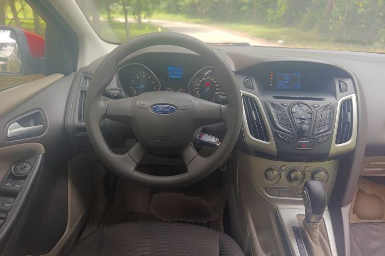 Used Ford Focus 2012 Sedan 1.6L Automatic Comfort Model Steering Wheel