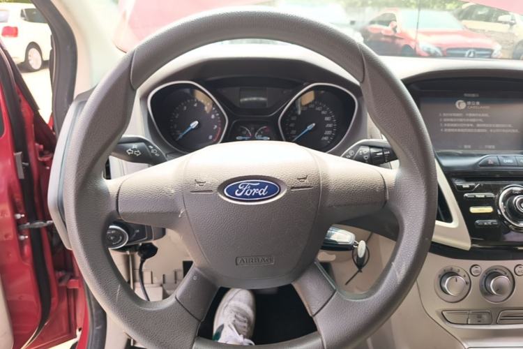Used Ford Focus 2012 Sedan 1.6L Automatic Comfort Model Steering Wheel