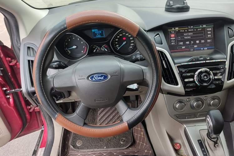 Used Ford Focus 2012 Sedan 1.6L Automatic Comfort Model Steering Wheel