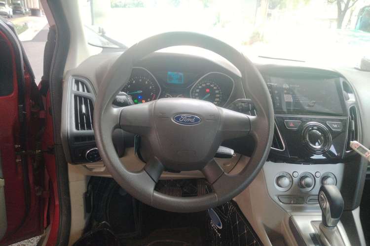 Used Ford Focus 2012 Sedan 1.6L Automatic Comfort Model Steering Wheel