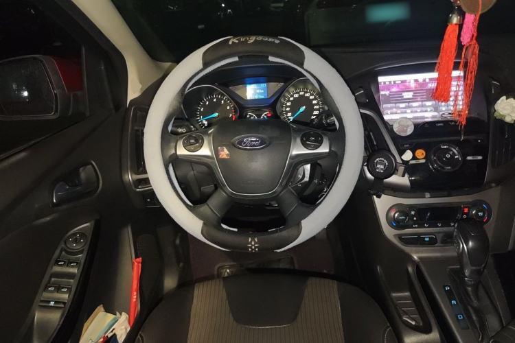Used Ford Focus 2012 Sedan 1.6L Automatic Comfort Model Steering Wheel