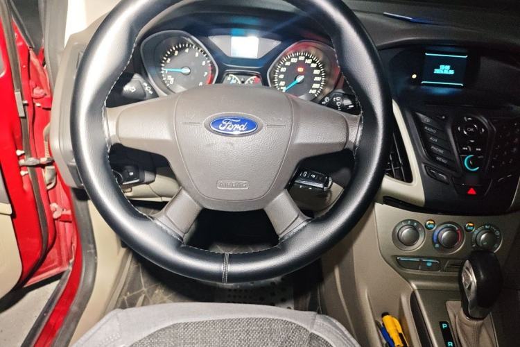 Used Ford Focus 2012 Sedan 1.6L Automatic Comfort Model Steering Wheel