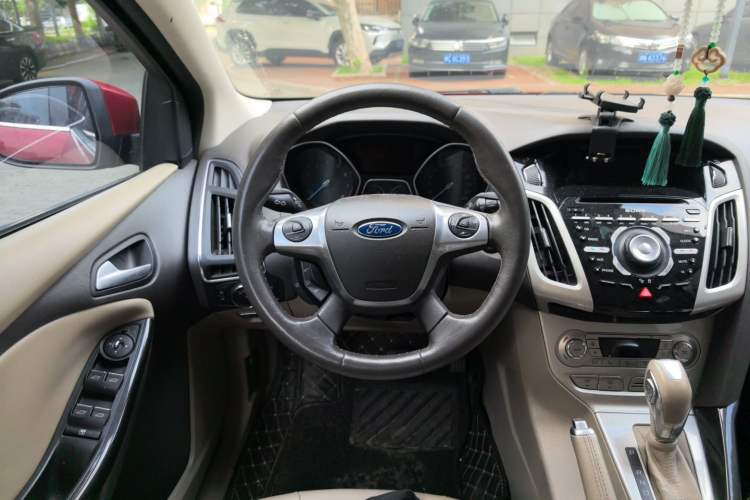 Used Ford Focus 2012 Sedan 2.0L Automatic Flagship Model Steering Wheel