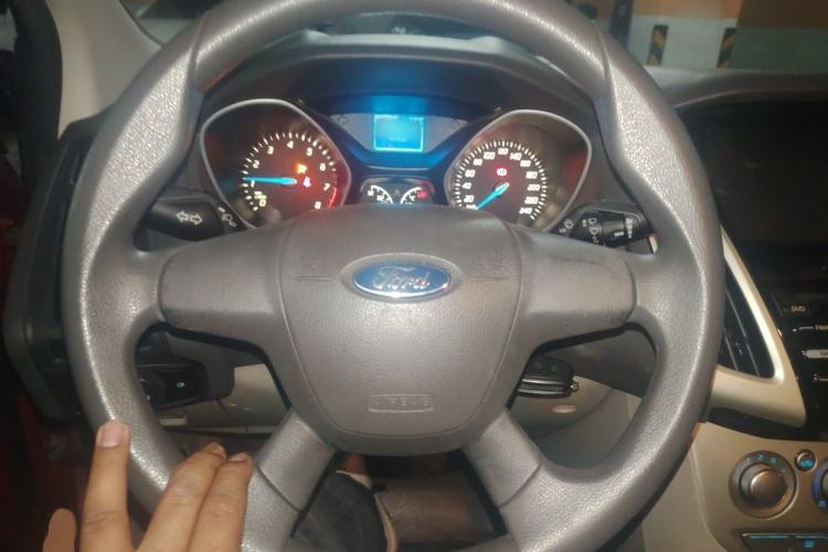 Used Ford Focus 2012 Sedan 1.6L Automatic Comfort Model Steering Wheel