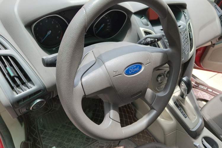 Used Ford Focus 2012 Sedan 1.6L Automatic Comfort Model Steering Wheel