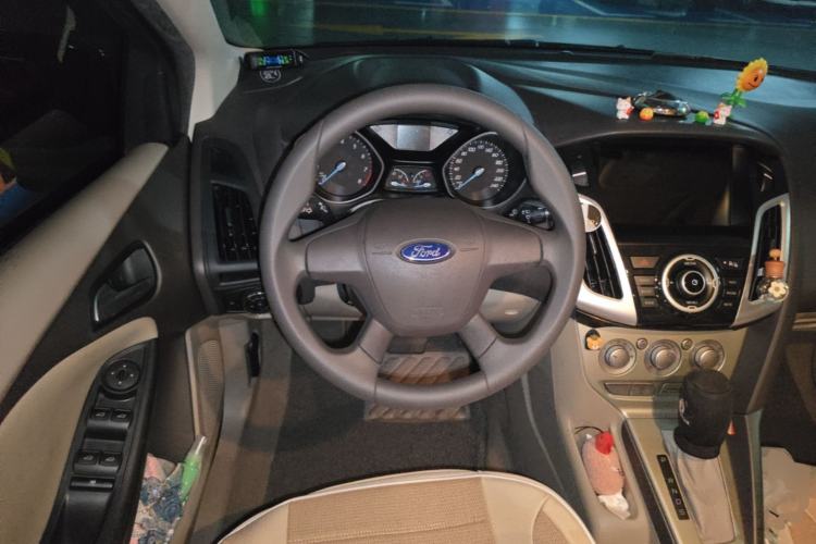 Used Ford Focus 2012 Sedan 1.6L Automatic Comfort Model Steering Wheel