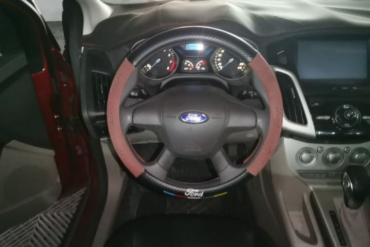 Used Ford Focus 2012 Sedan 1.6L Automatic Comfort Model Steering Wheel