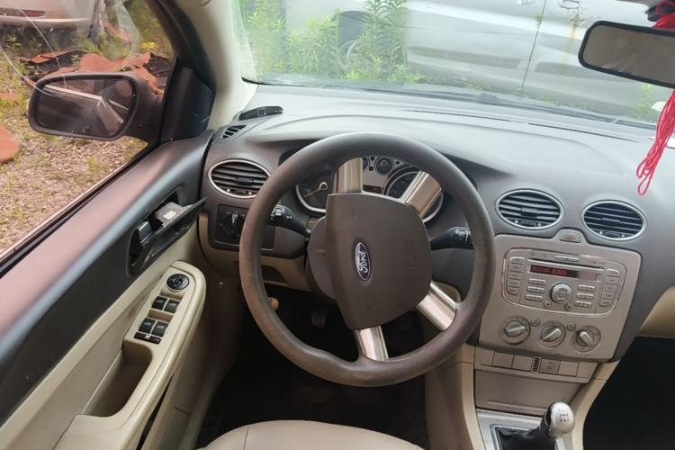 Used Ford Focus 2012 Sedan Classic 1.8L Manual Base Model Steering Wheel