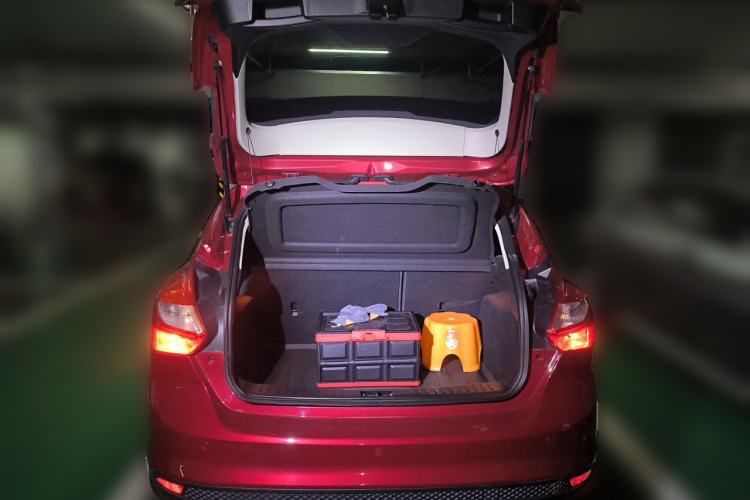 Used Ford Focus 2012 Sedan 1.6L Manual Comfort Model Trunk