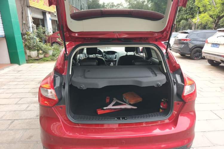 Used Ford Focus 2012 Hatchback 1.6L Automatic Fashion Edition Trunk