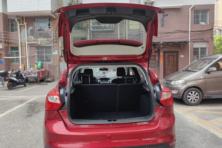 Used Ford Focus 2012 Hatchback 1.6L Automatic Fashion Edition Trunk
