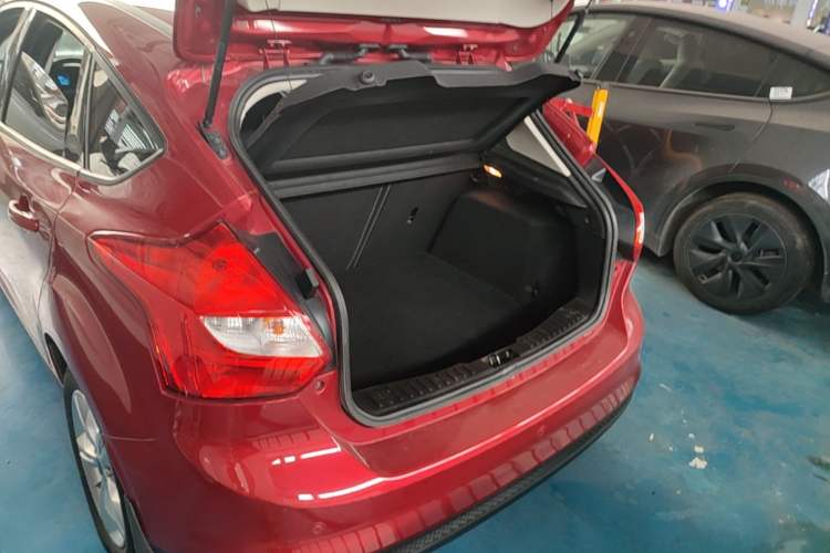 Used Ford Focus 2012 Hatchback 1.6L Automatic Fashion Edition Trunk