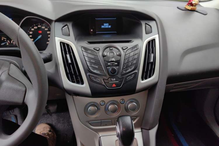 Used Ford Focus 2012 Sedan 1.6L Automatic Comfort Model Audio And AC Panel