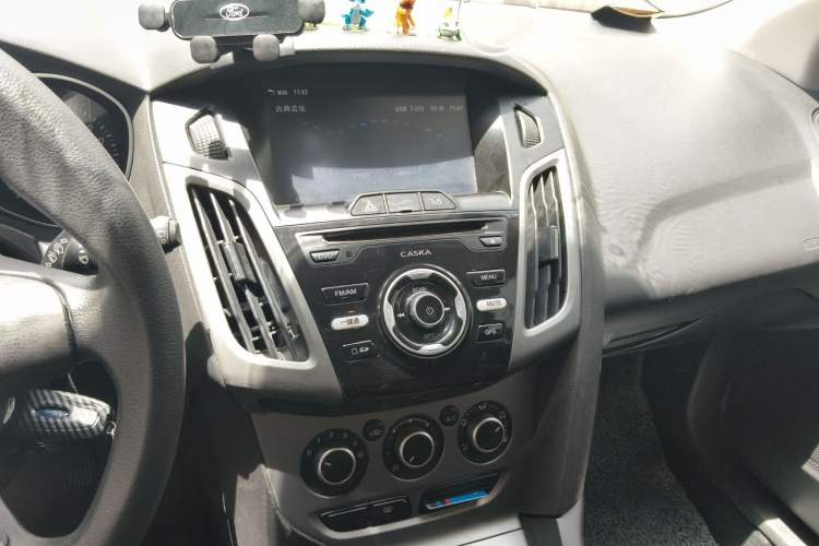 Used Ford Focus 2012 Hatchback 1.6L Manual Comfort Model Audio And AC Panel