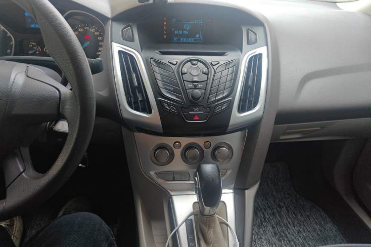 Used Ford Focus 2012 Sedan 1.6L Automatic Comfort Model Audio And AC Panel
