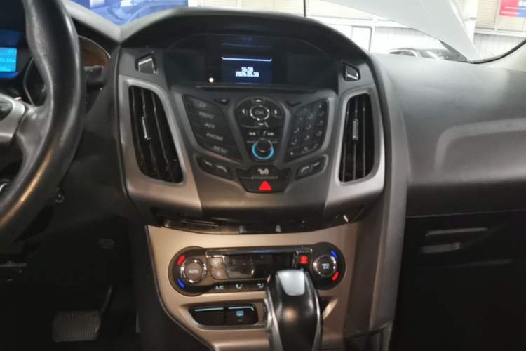 Used Ford Focus 2012 Sedan 1.6L Automatic Fashion Edition Audio And AC Panel