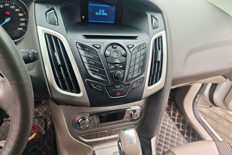 Used Ford Focus 2012 Hatchback 1.6L Automatic Fashion Edition Audio And AC Panel