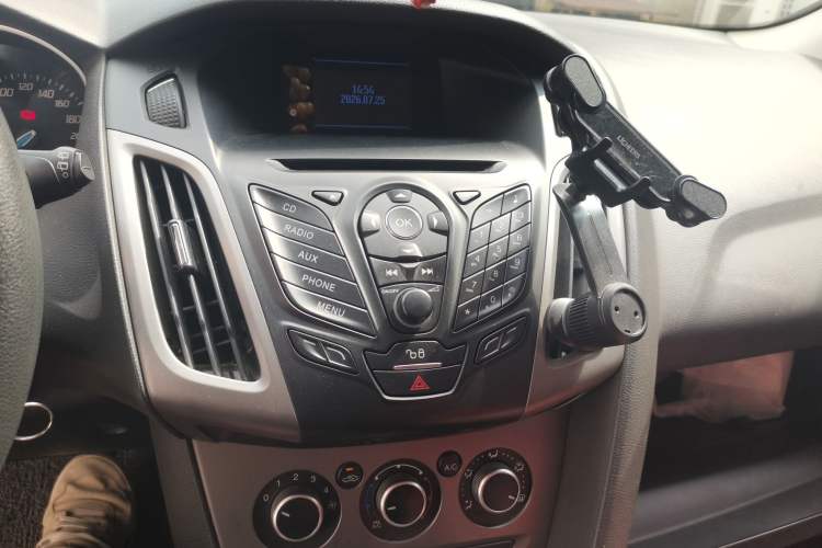 Used Ford Focus 2012 Hatchback 1.6L Manual Comfort Model Audio And AC Panel