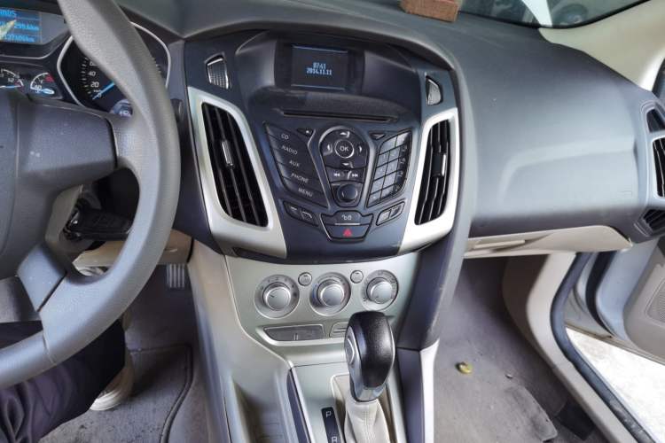 Used Ford Focus 2012 Sedan 1.6L Automatic Comfort Model Audio And AC Panel