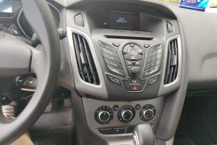 Used Ford Focus 2012 Hatchback 1.6L Automatic Comfort Model Audio And AC Panel