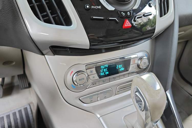 Used Ford Focus 2012 Sedan 2.0L Automatic Flagship Model Audio And AC Panel