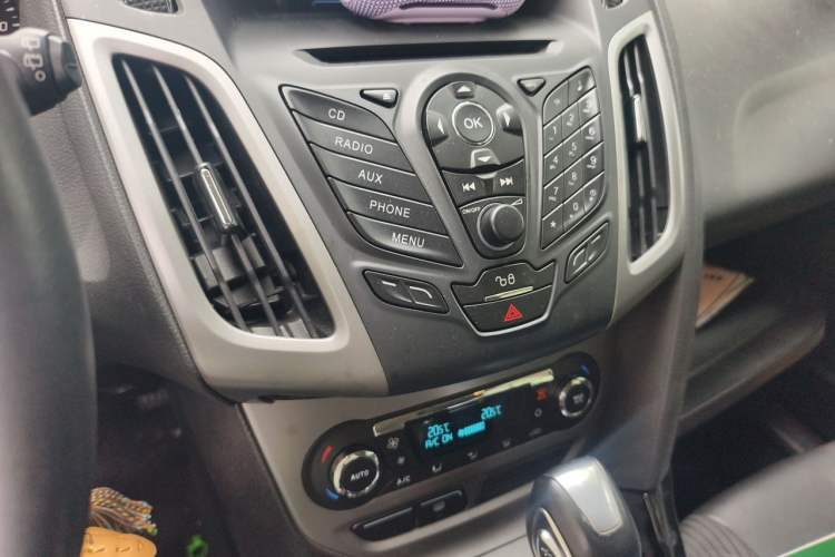 Used Ford Focus 2012 Hatchback 1.6L Automatic Fashion Edition Audio And AC Panel