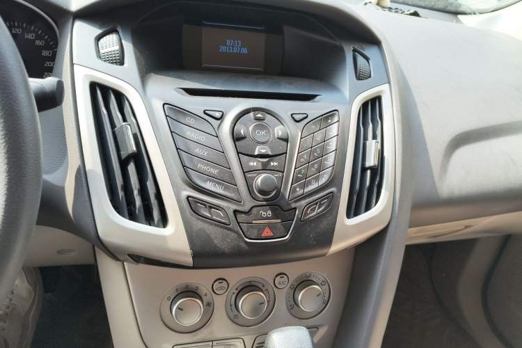 Used Ford Focus 2012 Hatchback 1.6L Automatic Fashion Edition Audio And AC Panel