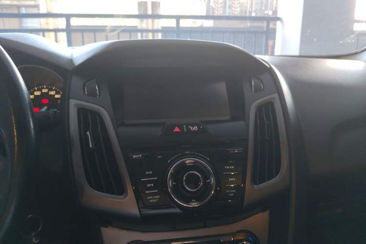 Used Ford Focus 2012 Hatchback 1.6L Automatic Fashion Edition Audio And AC Panel