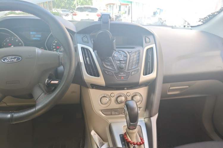 Used Ford Focus 2012 Sedan 1.6L Automatic Comfort Model Audio And AC Panel