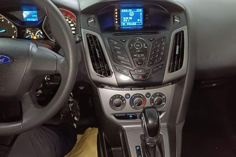 Used Ford Focus 2012 Hatchback 1.6L Automatic Comfort Model Audio And AC Panel