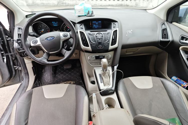 Used Ford Focus 2012 Sedan 1.6L Automatic Fashion Edition Center Console