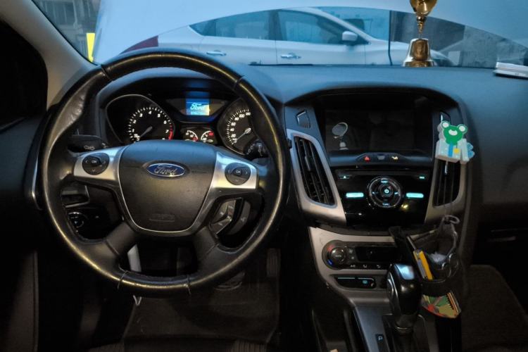 Used Ford Focus 2012 Hatchback 1.6L Automatic Fashion Edition Center Console