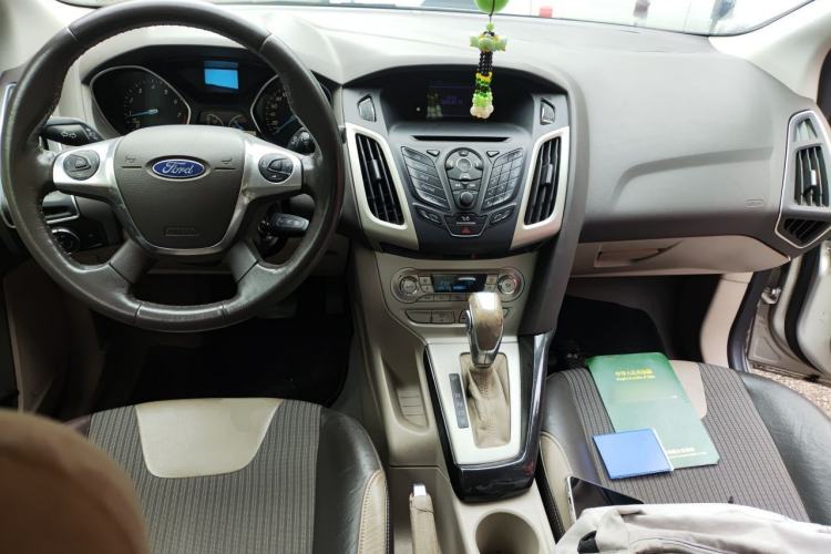 Used Ford Focus 2012 Sedan 1.6L Automatic Fashion Edition Center Console