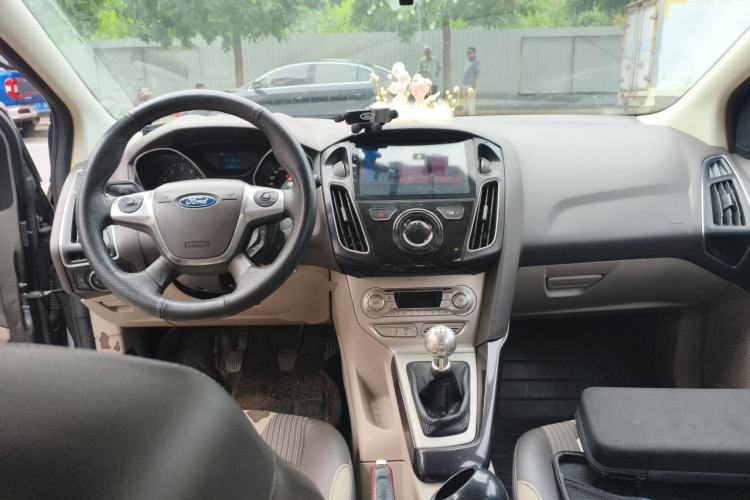 Used Ford Focus 2012 Hatchback 1.6L Manual Fashion Edition Center Console