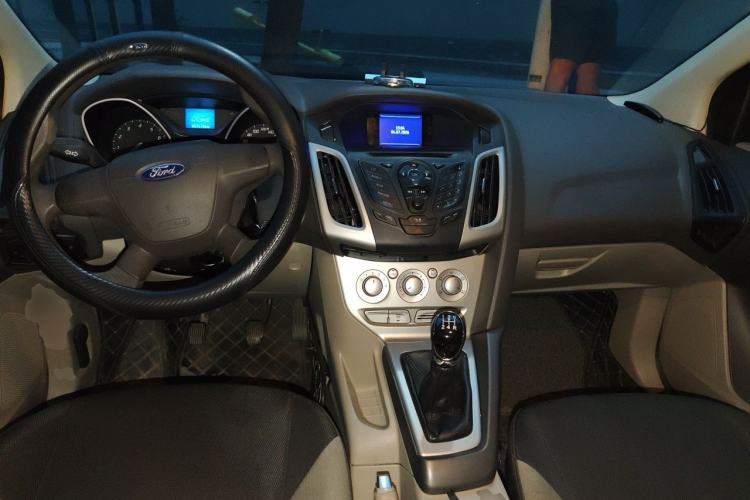 Used Ford Focus 2012 Sedan 1.6L Manual Comfort Model Center Console