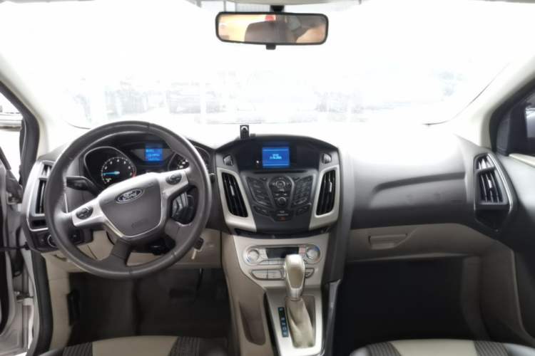 Used Ford Focus 2012 Sedan 1.6L Automatic Fashion Edition Center Console