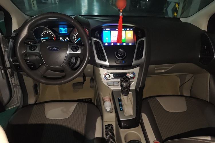 Used Ford Focus 2012 Sedan 1.6L Automatic Fashion Edition Center Console