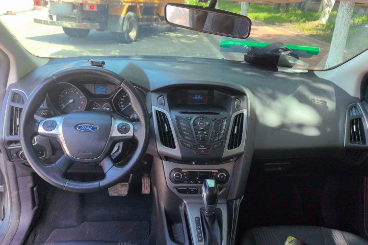 Used Ford Focus 2012 Sedan 1.6L Automatic Fashion Edition Center Console
